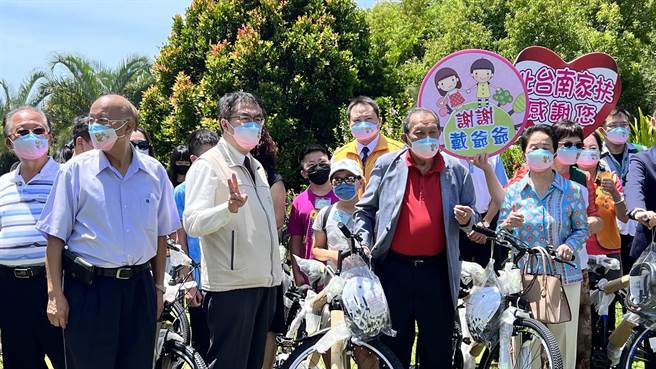 市长黄伟哲（左三）也前来致意，感谢各界关怀弱势学生。（张毓翎摄）