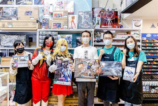 民进党桃园市长参选人郑运日前参访热血模型玩具店。(郑运鹏竞选办公室提供／吕筱蝉桃园传真)