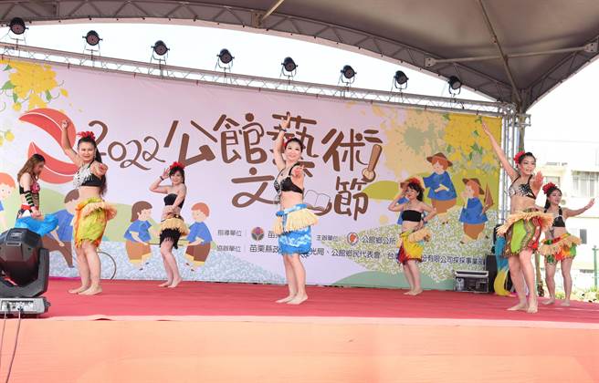 现场安排社区发展协会各才艺班接力演出歌舞节目。（苗栗县府提供／李京升苗栗传真）