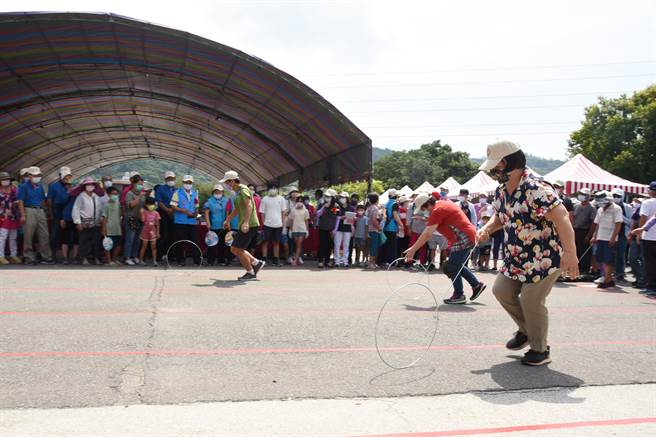 滚铁圈、客家跌圣筊及木棍运球等趣味竞赛。（苗栗县府提供／李京升苗栗传真）