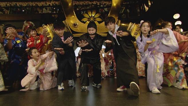 胡瓜（中）听错开会内容扮成日本忍者，与其他身穿和服的人不同。（民视提供）