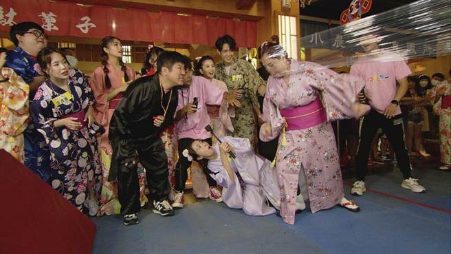 胡瓜（左）心急地看着地方妈妈挑战游戏。（民视提供）