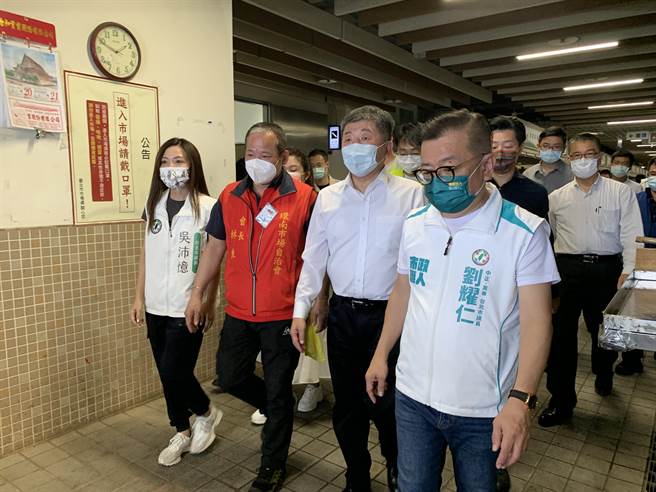 民進黨台北市長參選人陳時中下午在環南市長自治會長林勝東、在地立委林昶佐與議員陪同下赴環南市場法會祈福。（黃婉婷攝）