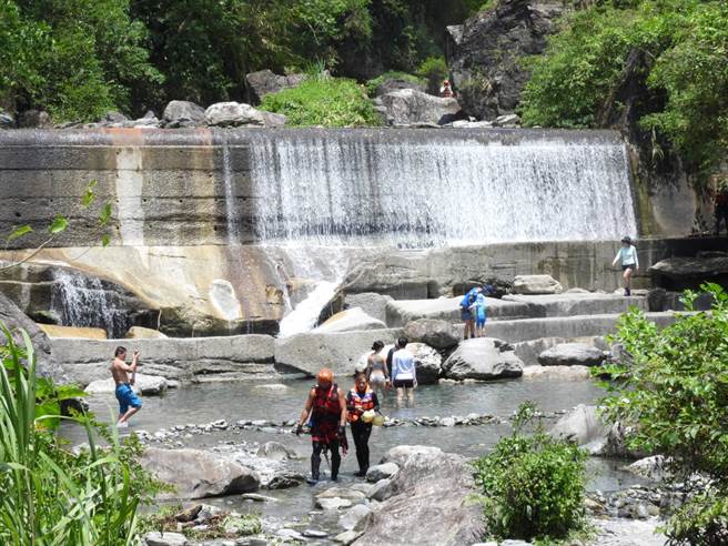天氣炎熱，不少民眾會到戶外戲水消暑，但醫師提醒在戶外要做好防曬措施，記得隨時補充水分或運動飲料，才能有效避免熱傷害。（羅亦晽攝）