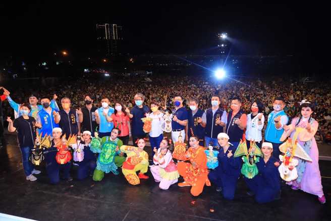 台中市长卢秀燕（后排中）昨晚出席纸风车剧团演出。（图 / 取自卢秀燕脸书）