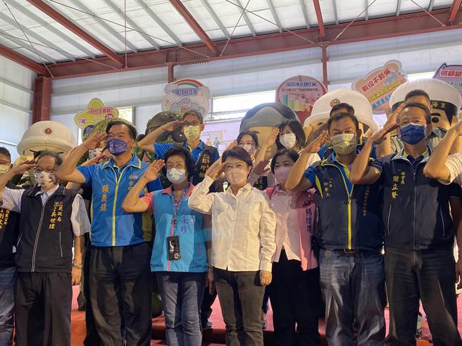 台中市神冈区公所举办「全民国防系列」活动，邀请民眾体验一日国军生活，台中市长卢秀燕到场关心，率与会来宾向保家卫国的国军致谢。（陈淑芬摄）