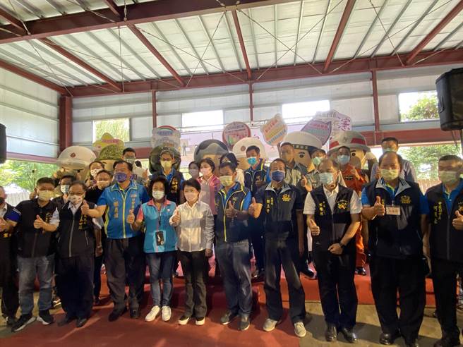 台中市神冈区公所举办「全民国防系列」活动，邀请民眾体验一日国军生活，台中市长卢秀燕到场关心，率与会来宾向保家卫国的国军致谢。（陈淑芬摄）