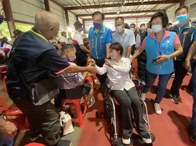 台中市长卢秀燕参加全民国防系列活动，受到民眾热情欢迎。（陈淑芬摄）