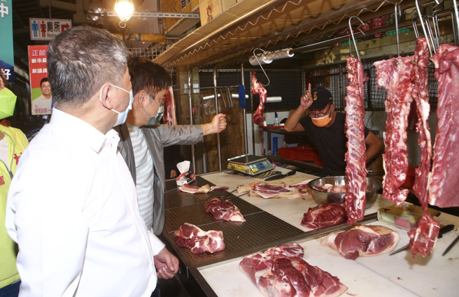 民進黨台北市長參選人陳時中21日一早到士林市場拜票，了解市場營業情形與市民的需求，有攤商嗆他「人前人後要始終如一」。（鄧博仁攝）