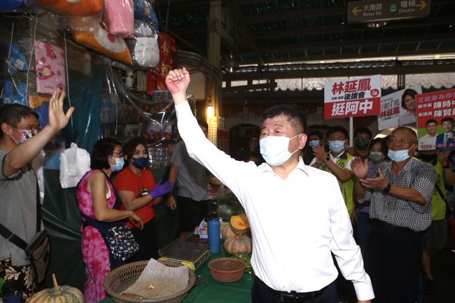 民進黨台北市長參選人陳時中21日一早到士林市場拜票，了解市場營業情形與市民的需求。（鄧博仁攝）