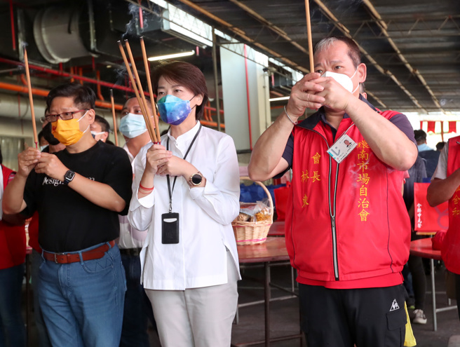 台北市副市長黃珊珊（中）21日赴環南市場巡視，在環南市場自治會長林勝東（右）等自治會成員的陪同下，參與中元普渡祈福活動。（鄭任南攝）