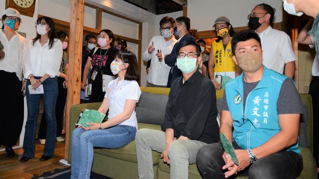 高雄市长陈其迈（前右二）到左营眷村参观民宿的客厅。（林瑞益摄）