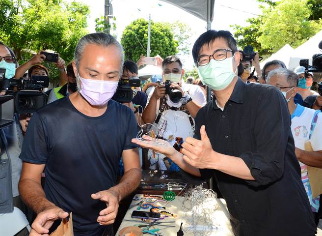 高雄市长陈其迈（前右）到左营眷村市集参观金属线状塑形小物。（林瑞益摄）