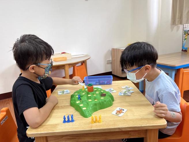 教育部国民及学前教育署推动「幼儿园辅导计画」，希望落实幼儿教育及照顾法推动，111学年度共378家幼儿园申请辅导计画，透过专家入园辅导方式促进幼教老师的专业成长，改变传统排排坐、纸本练习教学型态。（图/ 中央社）