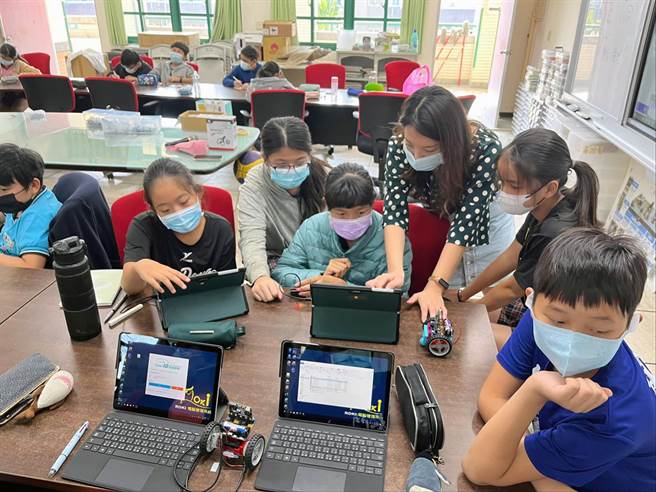 台南市領先各縣市成立「數位學習推動辦公室」，推動「生生有平板」、「班班有網路」，進而達到「班班有數位教室」的目標。（市府提供／洪榮志台南傳真）