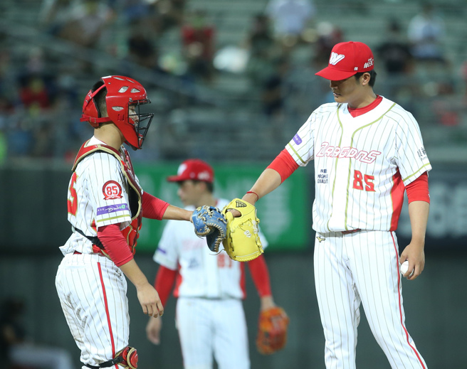 味全龍捕手林辰勳（左）與「龍王」王維中一軍首度搭配。（資料照，陳怡誠攝）