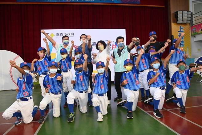 821嘉义市棒球日，黄敏惠市长期勉球队球来就好好打。（嘉义市政府提供／廖素慧嘉市传真）