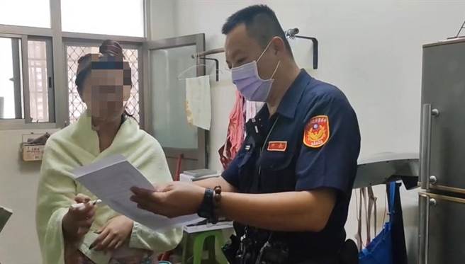 17日員警向余嬤孫女勸阻去新加坡。（翻攝照片／崔正綱高雄傳真）