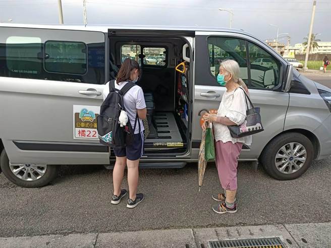 高雄市交通局致力增加公共运输使用率，对于老年「公车式小黄」，增加长者外出方便性。（高雄市交通局提供／崔正纲高雄传真）