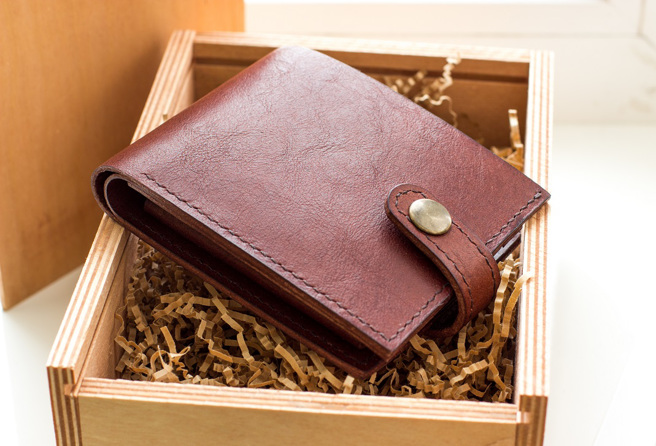 女网友分享她的爸爸送给妈妈100元的男用皮夹，让妈妈超级傻眼。(示意图/达志影像)