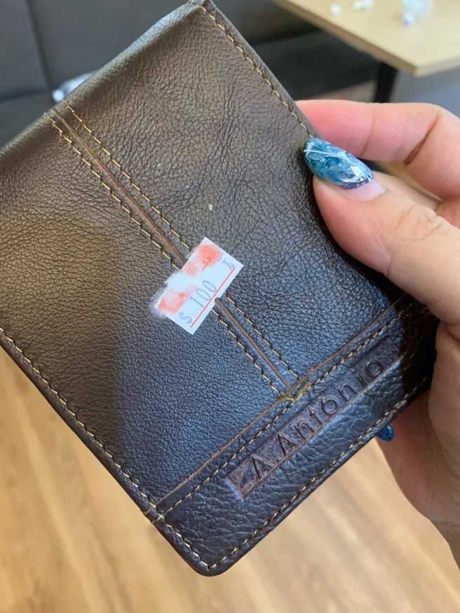 爸爸买的皮夹款式不但是男用的，连上面的100元标籤都没有撕下来。(图/翻摄自爆怨公社)
