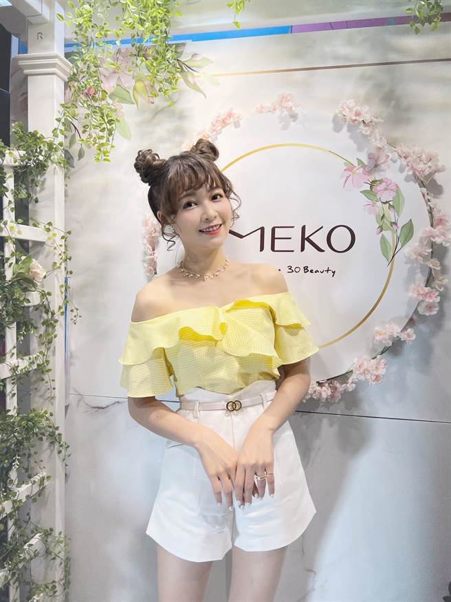 谢京颖为代言的彩妆品牌担任一日店长。（民视提供）