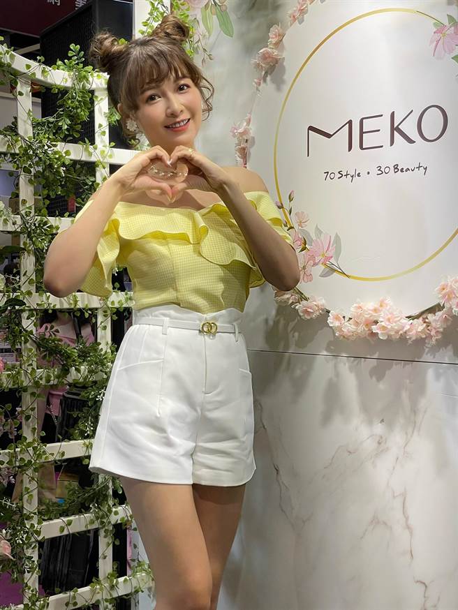 谢京颖为代言的彩妆品牌担任一日店长。（林淑娟摄）