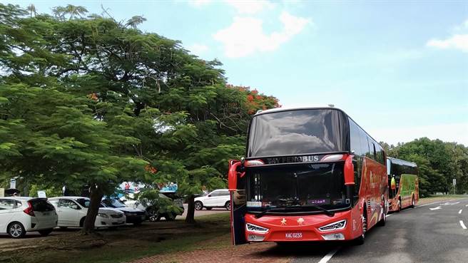 疫情趋缓后，加上天气晴，适逢周末假期，德元埤荷兰村涌现大量人车潮。（张毓翎摄）