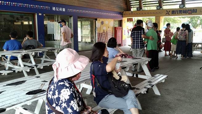 有旅行社导游说，游客走累了自然会想坐下来休息，并买个凉饮或冰品解暑气，但重要贩售设施若没到位，难免对这里的观光形象扣分。（张毓翎摄）