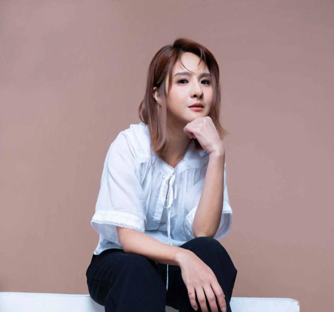 静睽违两年推出全新EP《So Lucky》，透露自己私服多以休閒风格为主，鞋款方面则偏爱穿着运动鞋等休閒鞋履。HOGAN H619黑色亮面牛津鞋2万3000元。（摄影/石智中、服装/rag & bone、鞋/Hogan、妆/Elvi Yang、髮/Candy Huang）