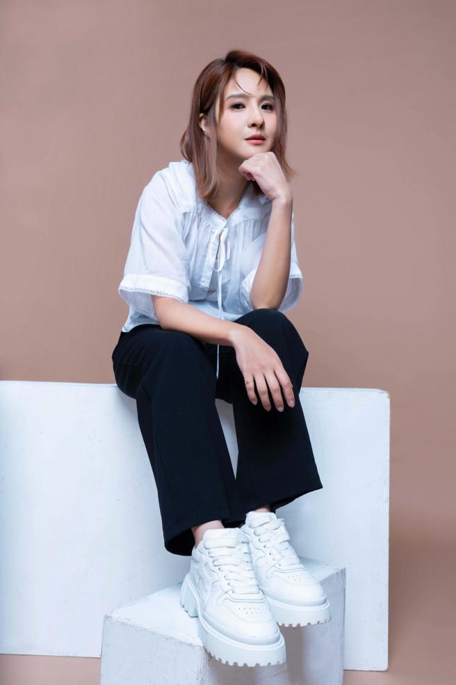 郭静演出时经常以洋装亮相，相较于大雨他更害怕户外演出时遇大风。HOGAN H619白色雾面皮革休閒鞋2万3000元。（摄影/石智中、服装/rag & bone、鞋/Hogan、妆/Elvi Yang、髮/Candy Huang）
