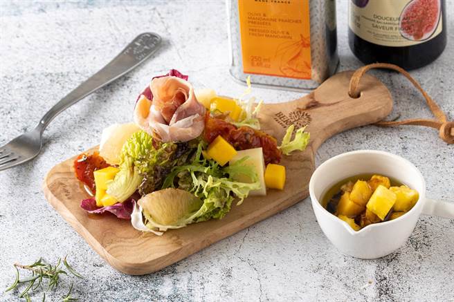 O＆CO也推5款经典油醋酱，包含酸爽开胃「柑橘油醋酱」。（OLIVIERS ＆ CO.提供）