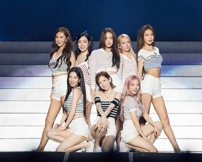 少女时代重返SMTOWN演出，团员孝渊（后排右二）流下感动的眼泪。（摘自IG）