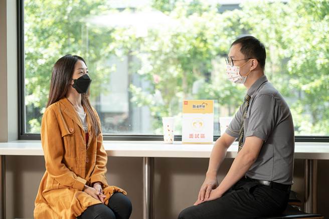 麦当劳祭好康徵服务员，二度就业人士也能快速上手。（麦当劳提供）