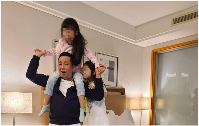 屈中恒疼爱女儿，给了她们信用卡附卡。（图／FB@屈中恒）