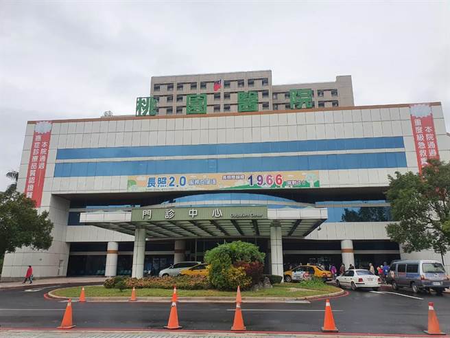 卫生福利部桃园医院儿童职能治疗师陈冠伯教授4种游戏，可让孩子在拿笔书写前，先练习手部控制能力，以减少书写练习时的挫折感。（陈梦茹摄）