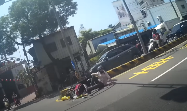 台南外送員在某路口高速闖紅燈，直接撞上綠燈直行的機車，2車均遭撞飛倒地，目擊整起事件的民眾崩潰大喊「衝X毀啦！你到底在幹嘛啊」。（翻攝自YouTube頻道「WoWtchout地圖型行車影像分享平台」）