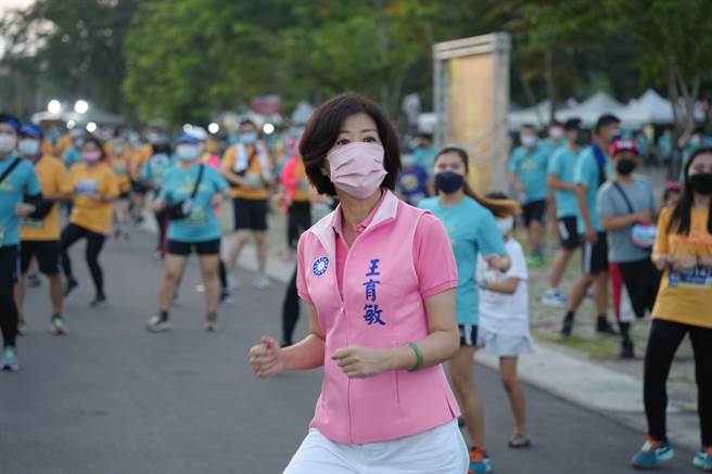 国民党嘉义县长参选人王育敏今天参加路跑活动，展现热情活力。（王育敏提供／廖素慧嘉县传真）