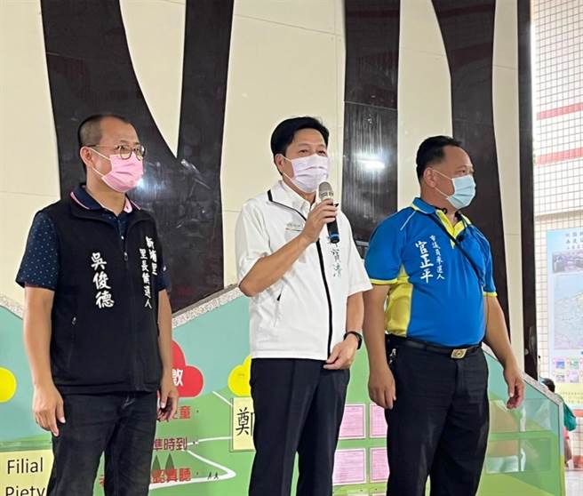 前立委郑宝清（中）跑活动被称为「桃园市长参选人」，对此郑宝清表示，还在思考是否参选，目前时机未到。（陈梦茹摄）