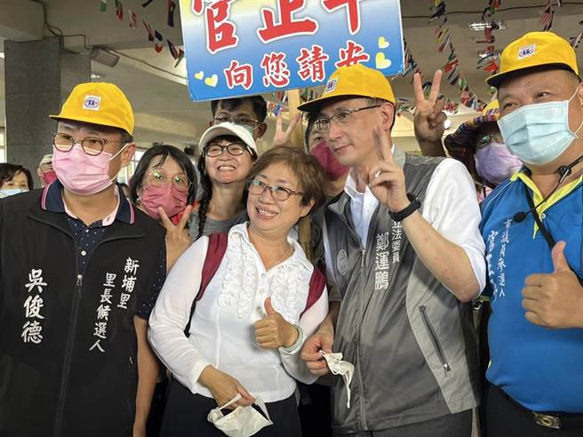 民进党桃园市长参选人郑运鹏与热情民眾合影留念。（陈梦茹摄）