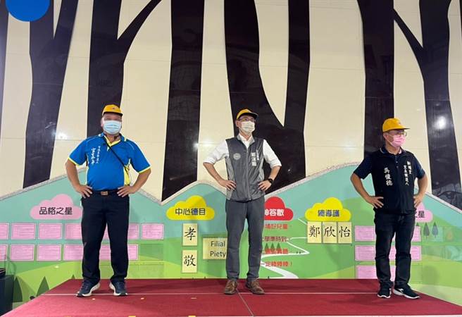 民进党桃园市长参选人郑运鹏戴起学生帽与现场民眾大跳健康操。（陈梦茹摄）