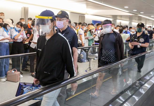 國民黨立委3名立委日前自柬埔寨救援1名青年返台，但透露還有1名青年滯留未歸。鄭正鈐21日受訪時表示，原本滯留未歸的18歲鄭姓男子於21日下午搭機回台，機上除了鄭姓青年（戴鴨舌帽者）外，還有另外一名張姓關係人，也搭乘同航班一同抵台。張姓關係人（右二）身穿印有「LV」花紋T恤，手提印有「我愛柬埔寨」英文字樣的提袋，顯得格外諷刺。（陳麒全攝）