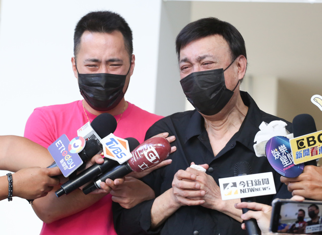 余天、李亚萍的二女儿余苑绮（余泳澐）8年前传出罹患癌症，余天父子出面证实，余苑绮已经过世享年39岁。(图/陈俊吉摄)