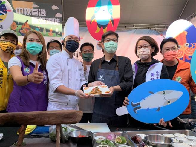 高雄市长陈其迈（前右三）21日到梓官区参加水产品促销活动。（海洋局提供／林瑞益高雄传真）