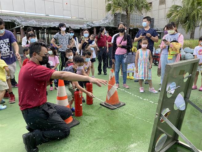 桃园远东百货与消防局第一大队桃园分队合作，共同举办小小消防员体验活动。（桃园分队提供／陈梦茹桃园传真）