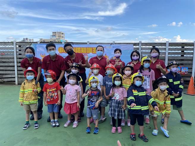 桃园远东百货与消防局第一大队桃园分队合作，共同举办小小消防员体验活动。（桃园分队提供／陈梦茹桃园传真）