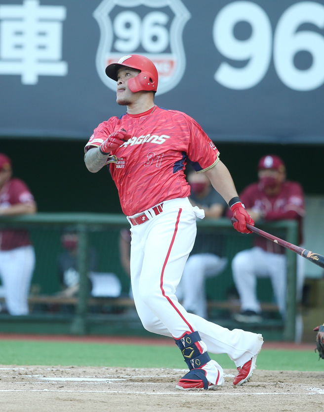 味全龙「大师兄」林智胜敲出生涯第297轰。（陈怡诚摄）