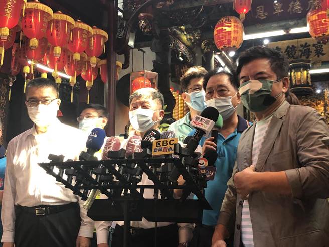 內政部長徐國勇21日陪同民進黨台北市長候選人陳時中赴士林慈諴宮媽祖廟參香。（黃婉婷攝）