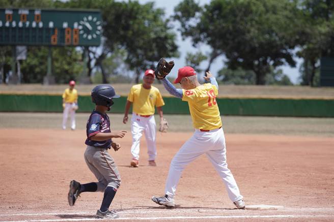 阿公们就像回到年轻时代，拚劲丝毫不输小球员。（宜兰县政府教育处提供／吴佩蓉宜兰传真）