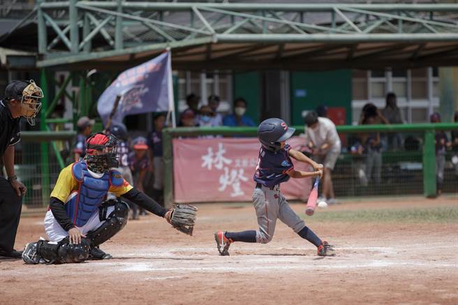 阿公们就像回到年轻时代，拚劲丝毫不输小球员。（宜兰县政府教育处提供／吴佩蓉宜兰传真）